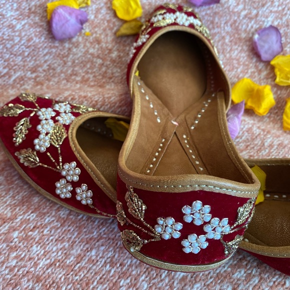 Red pearl and white beaded Shoes - Picture 6 of 6